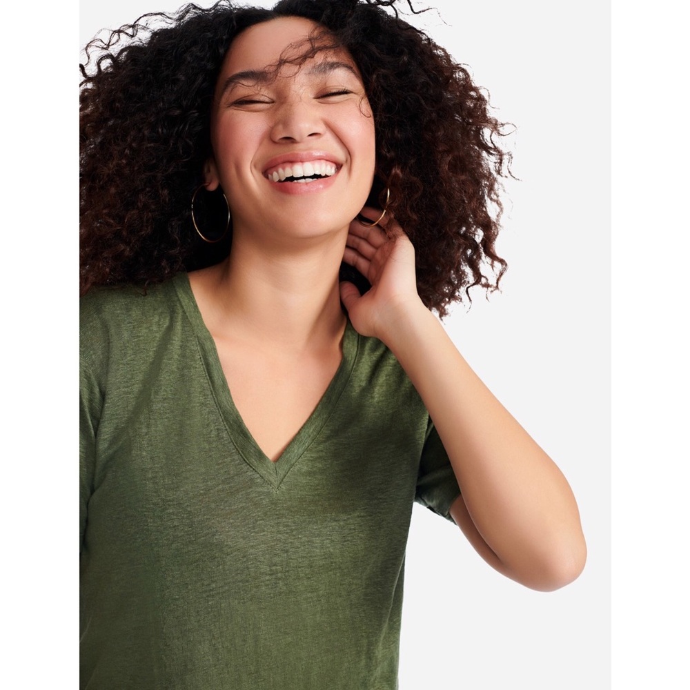 NWT EVERYBODY & EVERYONE  Better V-Neck Linen Tee